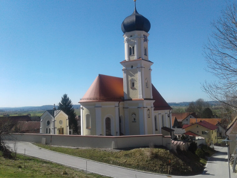Beispiel von Zimmerei Reichart einer sanierten Kirche